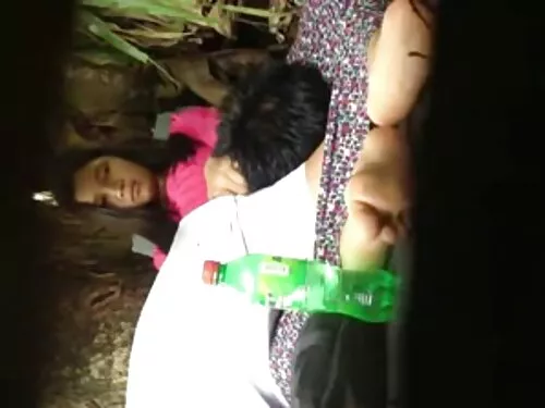 சோபாவில் இருக்கும் இ ...