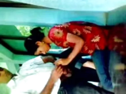 அழகான உள்ளாடைகளை அணி ...